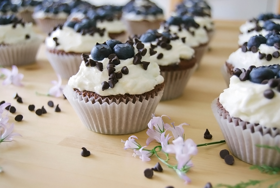 Chocolate &amp; Blueberries Cupcakes / CRYSTAL SPOON BAKERY