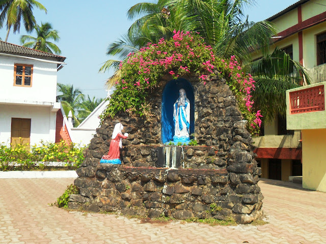 двор католической церкви в Индии