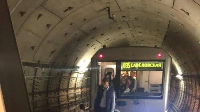 Mil personas quedan atrapadas por horas en metro de Moscú