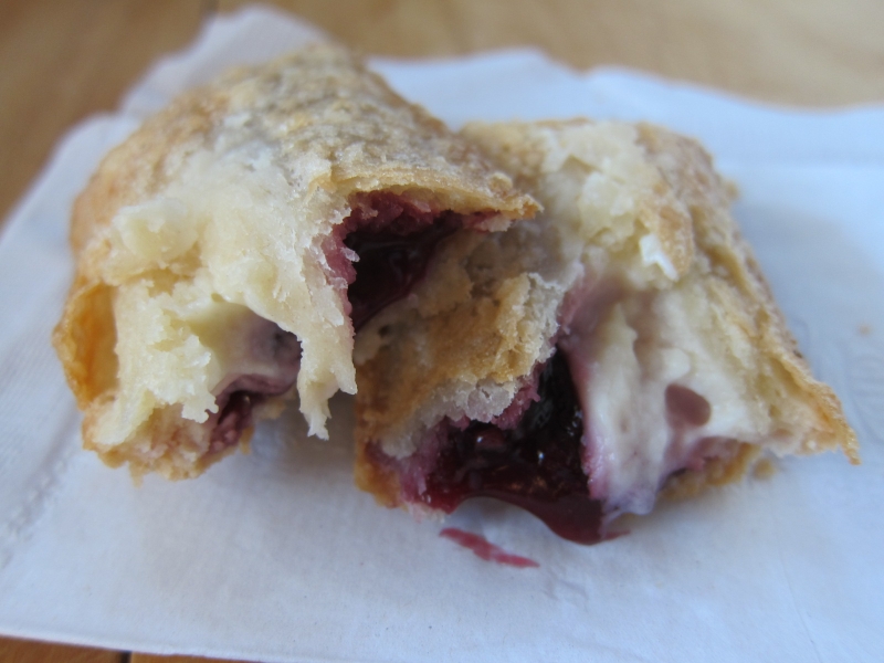 Review Popeyes Blackberry and Cream Cheese Pie