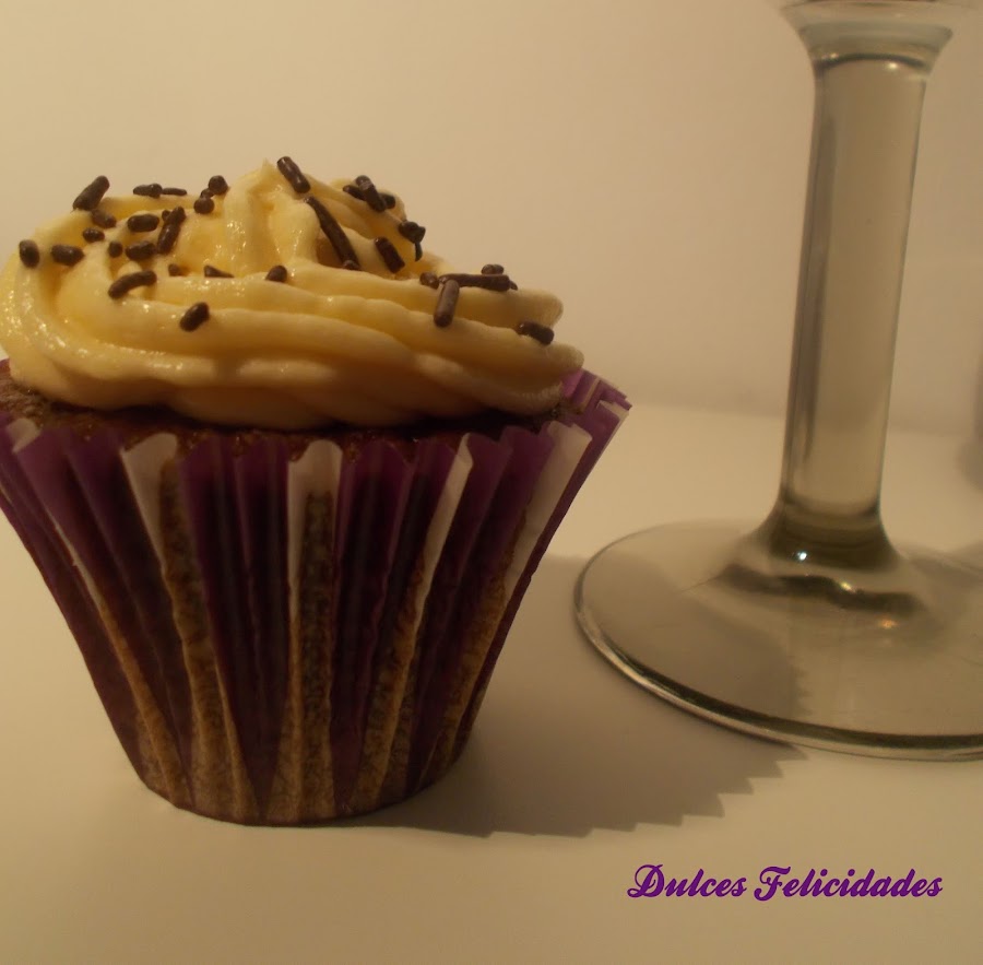 Cupcakes de super chocolate con buttercream de chocolate blanco