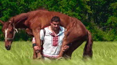 Woww, Mampu Menggendong Kuda Dewasa, Pria ini Pantas dijuluki Sebagai Hulk Yang Ada di Dunia Nyata