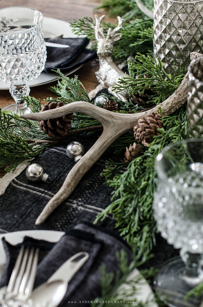 25 Cozy Rustic Christmas Table Décor Ideas - Shelterness
