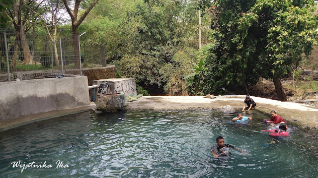 Warga sekitar Taman Kehati Aqua Klaten memanfaatkan sumber mata air sebagai tempat wisata