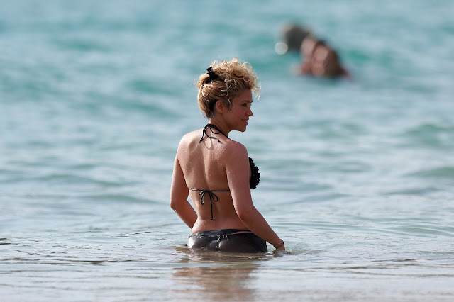 hot Shakira in Bikini