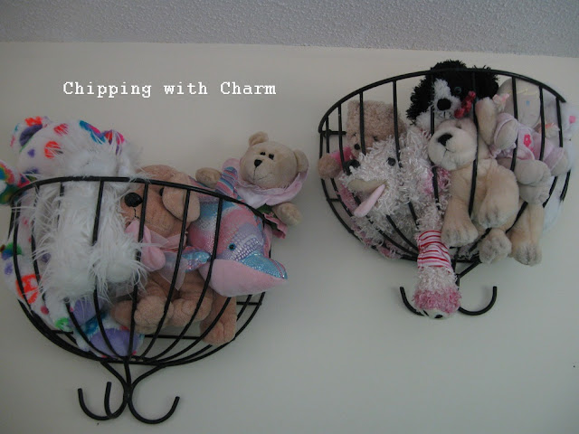 Chipping with Charm:  Planter Baskets for Animals...http://www.chippingwithcharm.blogspot.com/