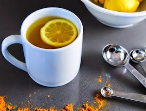 Eau chaude citronnée et curcuma – Boisson de guérison puissante et élixir parfait du matin