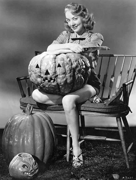Retrospace: Foxy Ladies #28: Pumpkin Cheesecake