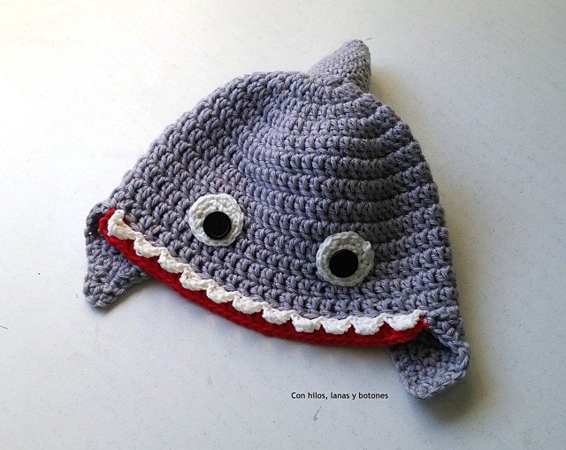 Con hilos, lanas y botones: gorro tiburón a crochet