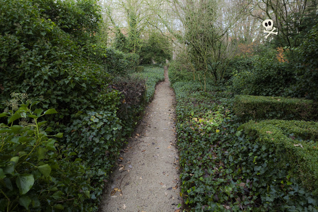 Camino de arena entre los parterres de Huis te Vraag