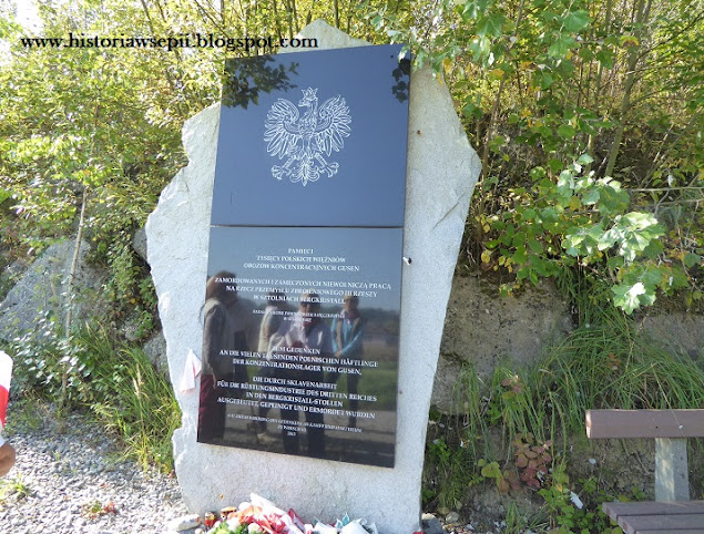 rząd polski ufundował blok kamienny i tablice pamiątkową „Pamięci tysięcy polskich więźniów obozów koncentracyjnych Gusen”