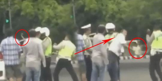 Tak Terima Ditilang, Supir Taksi Pukul Polisi Dengan Kunci Inggris Tak Terima Ditilang, Supir Taksi Pukul Polisi Dengan Kunci Inggris
