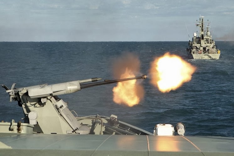 HMAS+Glenelg+conducts+a+Typhoon+25mm+anti-aircraft+firing+serial+right+astern+of+HMAS+Bundaberg+in+2010.jpg