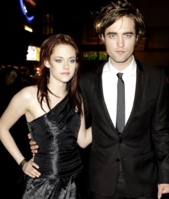 Kristen Stewart y Robert Pattinson Foto de Kristen Stewart y Robert Pattinson vestidos de negro