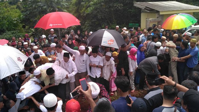 Haru Biru! Tahlil dan Yasin Iringi Pemakaman Korban Kecelakaan Tanjakan Emen Subang Haru Biru! Tahlil dan Yasin Iringi Pemakaman Korban Kecelakaan Tanjakan Emen Subang