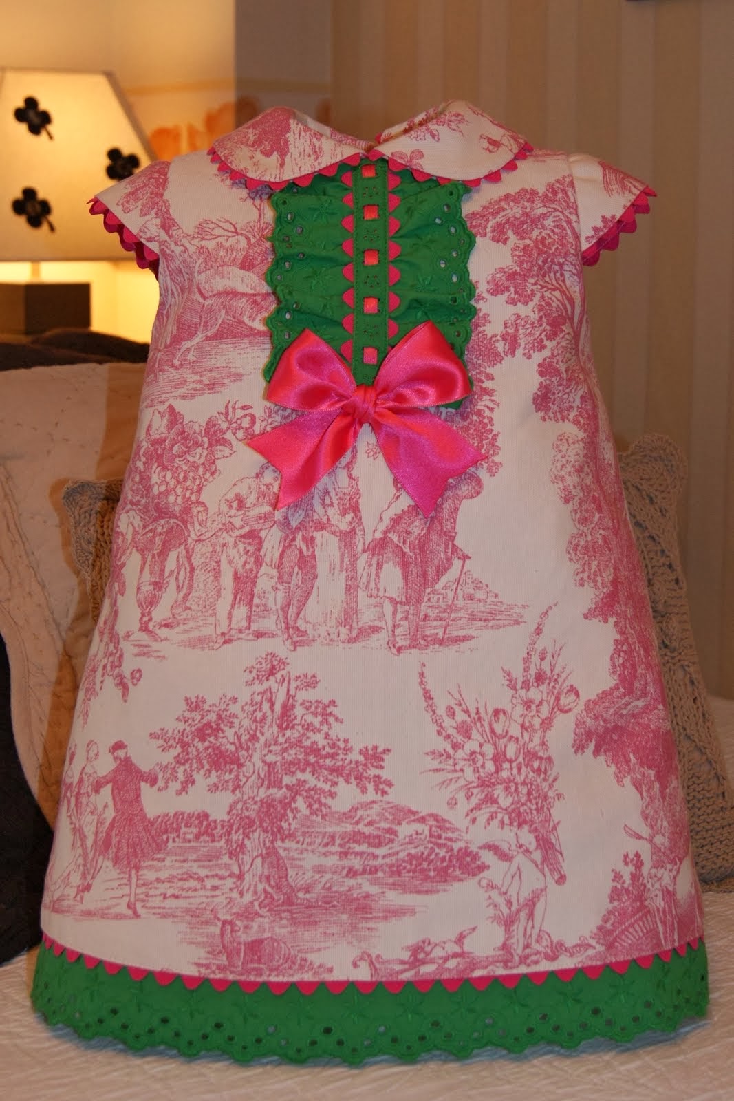 Vestido toile de Jouy rosa con tira bordada verde