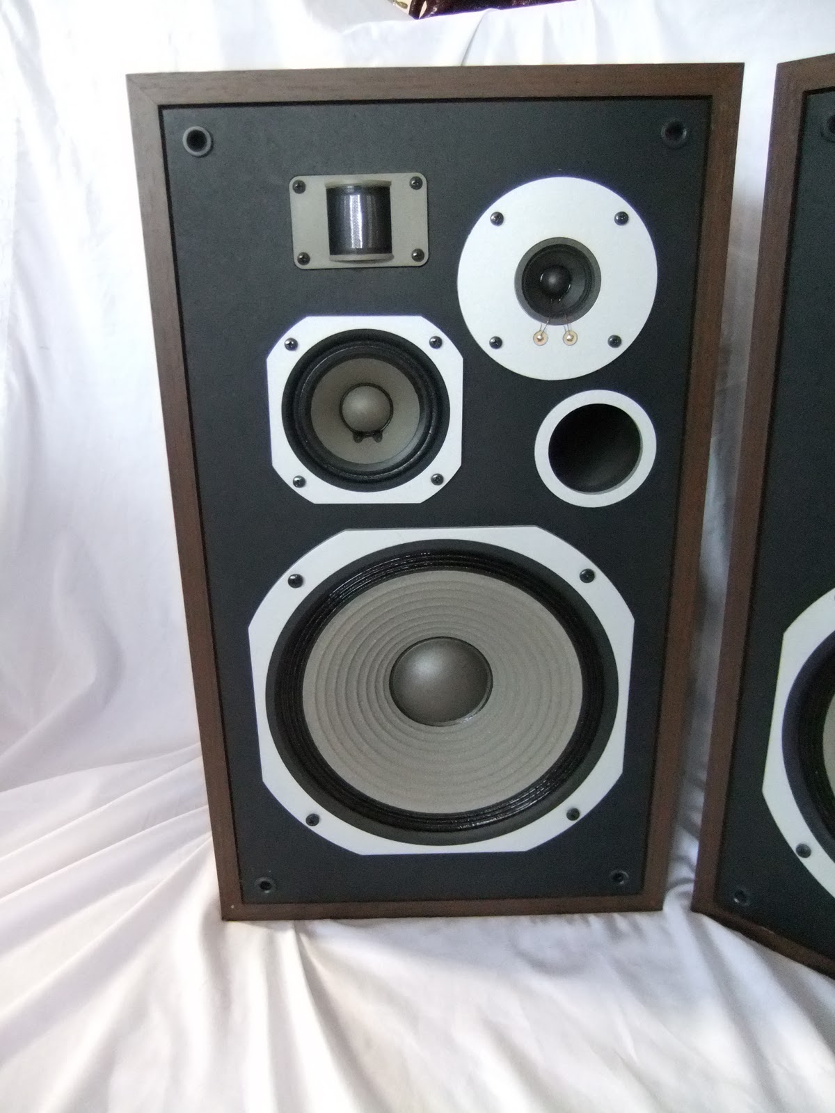 Audioless Winnipeg Group! Pioneer HPM60 Speakers