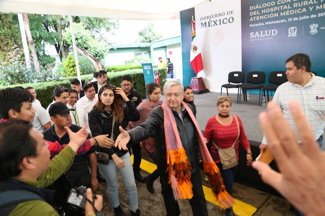 Regresa AMLO a Michoacán, para cumplir compromisos.  Realizará visita a nosocomios de Huetamo y Tuxpan.  Continúa sus recorridos en los hospitales rurales del programa IMSS Bienestar.