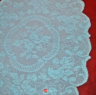 Овальна скатертина з трояндами