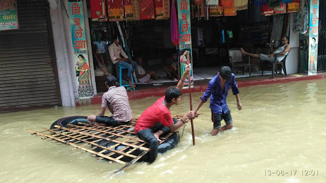 चंपारण में बाढ़ का कहर, ट्रेनों का परिचालन ठप 4 चंपारण में बाढ़ का कहर, ट्रेनों का परिचालन ठप 4