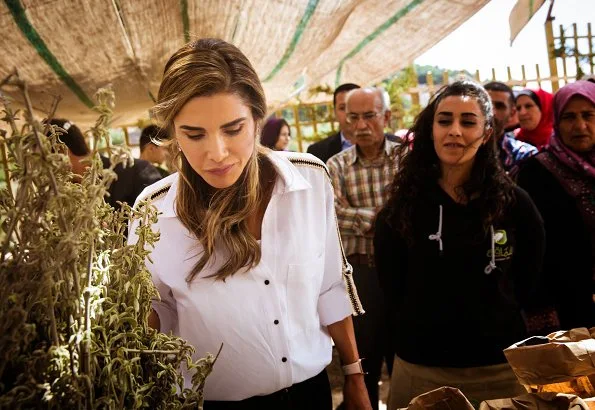Queen Rania met with its women beneficiaries to learn about their efforts in organic and sustainable agriculture