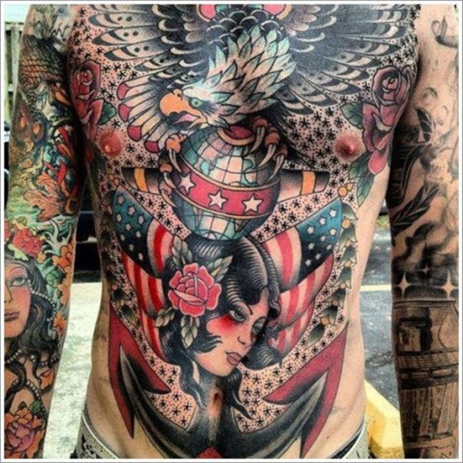 Ângulo de tatuagem para homens no peito