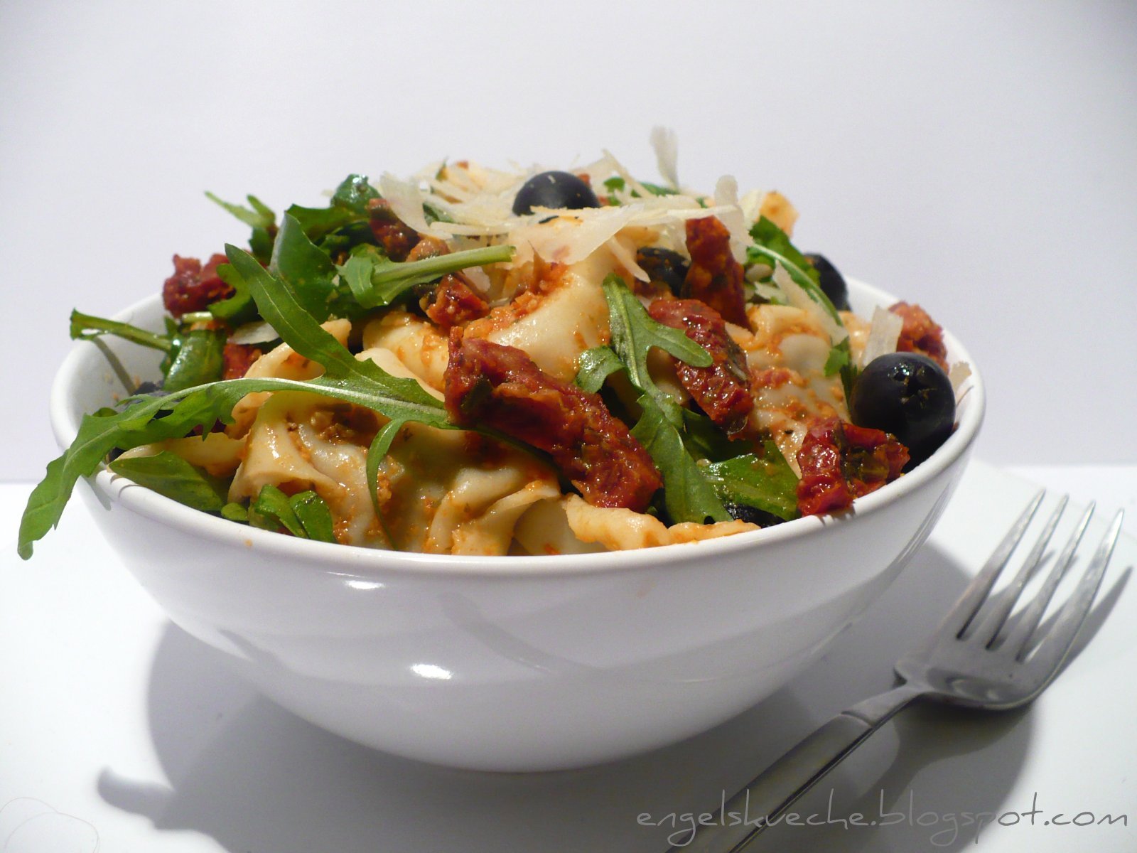 Essen aus Engelchens Küche: Tortellini-Pesto-Salat mit Rucola, Oliven ...