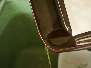 Χύνουμε το υγρό Χύνουμε το υγρό