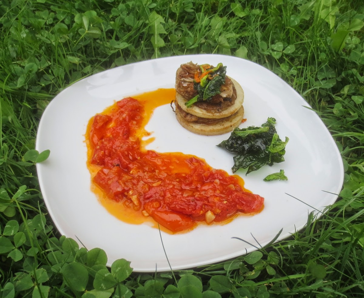 Kohlrabi-Parasol-Türmchen mit geschmolzenen Tomaten und frittiertem Grün Kohlrabi-Parasol-Türmchen mit geschmolzenen Tomaten und frittiertem Grün