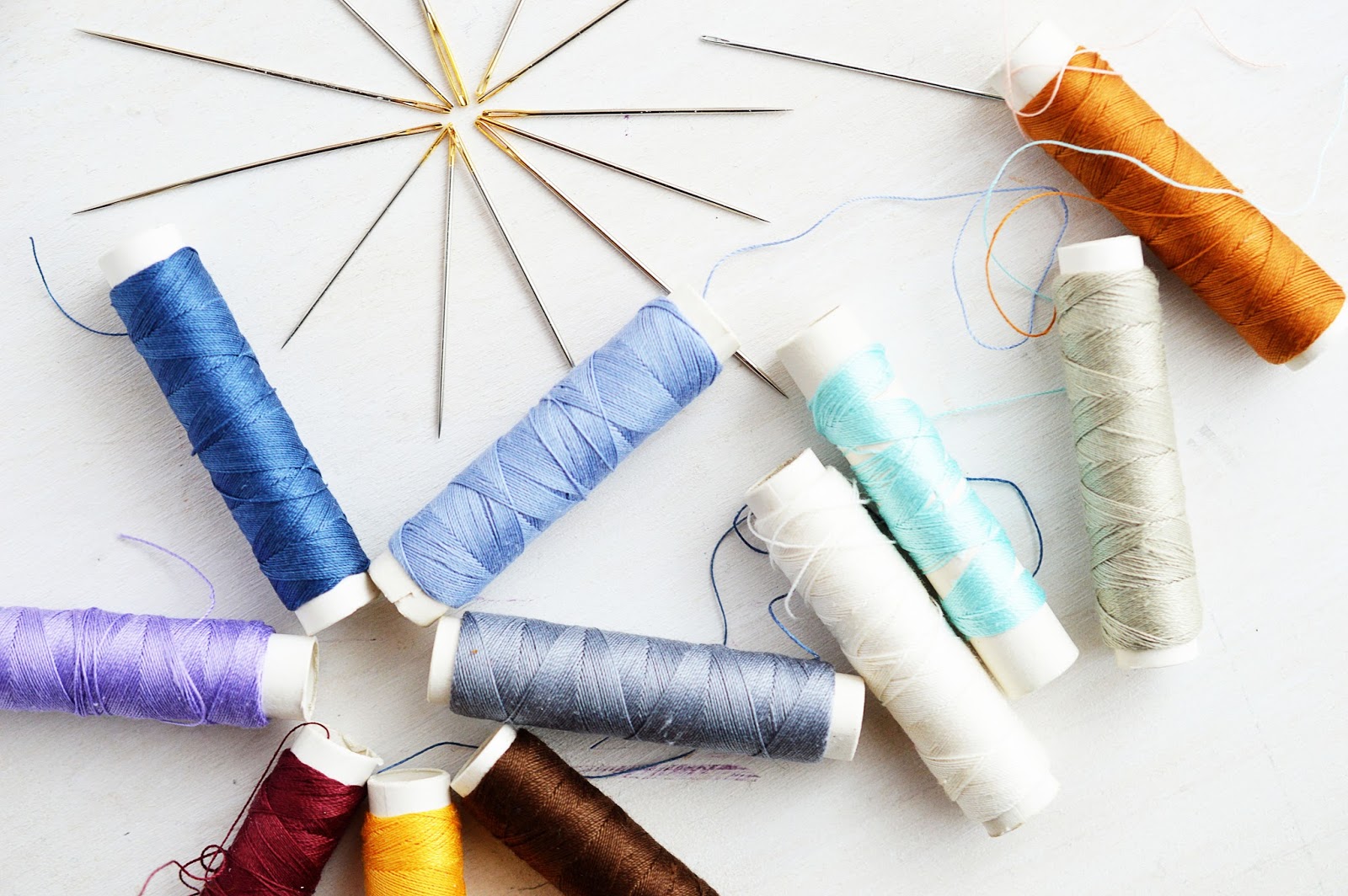 Crafter's KnowHow THREADING A SEWING NEEDLE (PROPERLY) Motte