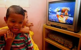 Dampak Negatif tayangan Televisi dan Tips Menonton buat anak. membimbing anak saat menonton film kesukaan.