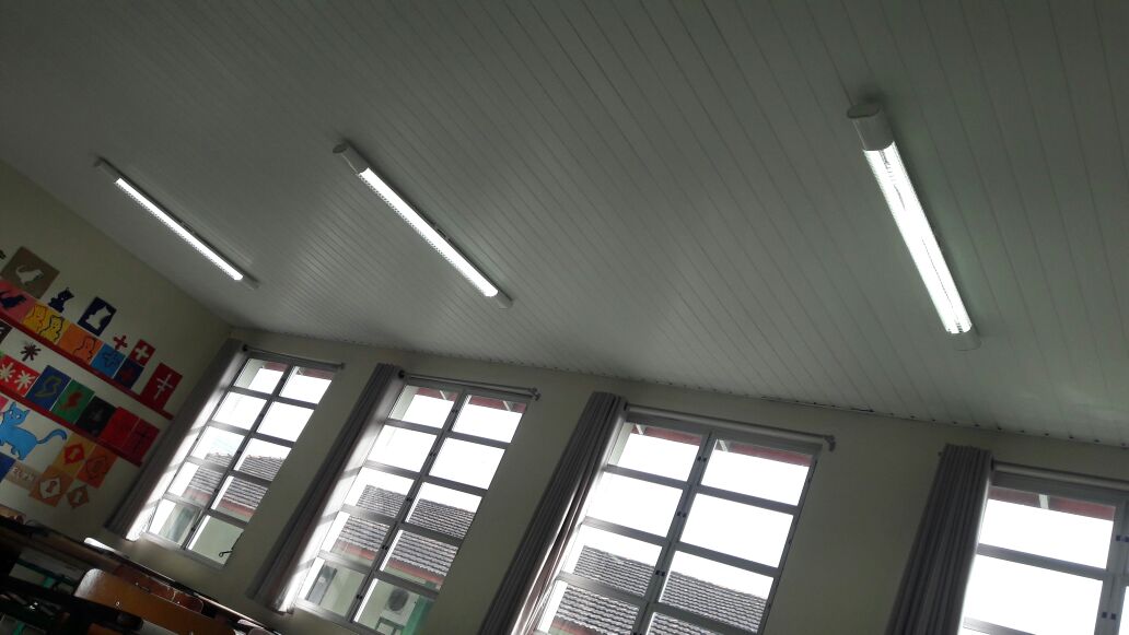 Escola de Educação Básica Lâmpadas Novas nas Salas de Aulas