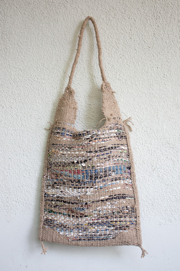 rRradionica: Handwoven bag . Recycled newspapers and driftwood