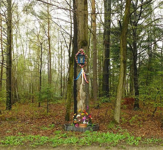 Kapliczka wykonana przez Mieczysława Łopatę. Kapliczka wykonana przez Mieczysława Łopatę.
