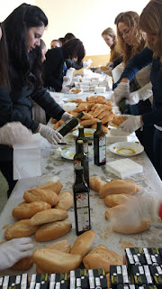 Elaborando los bocadillos con aceite de oliva. Elaborando los bocadillos con aceite de oliva.