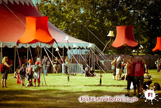 En el Bout du Monde cada rincón tiene su personalidad  y su ambiente propios. En la foto, uno de los lugares de esparcimiento preferidos por los festivaleros.