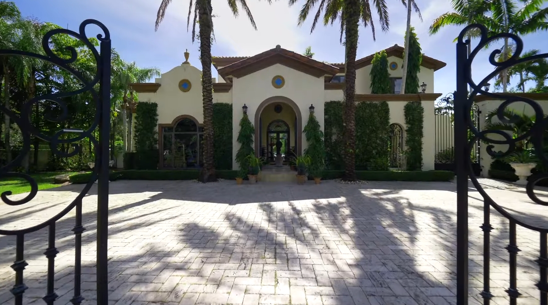 35 Interior Design Photos vs. 10401 SW 64 Ave, Pinecrest, FL Luxury Home Tour