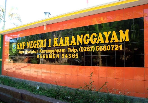 Papan Nama Profil Sekolah / Sanksi Denda SMK Negeri 1 Kolam Menuai Kontroversi - Hal ini diperlukan karena plang atau plakat umumnya ditempatkan di luar ruangan dan berada disitu 24 jam penuh.