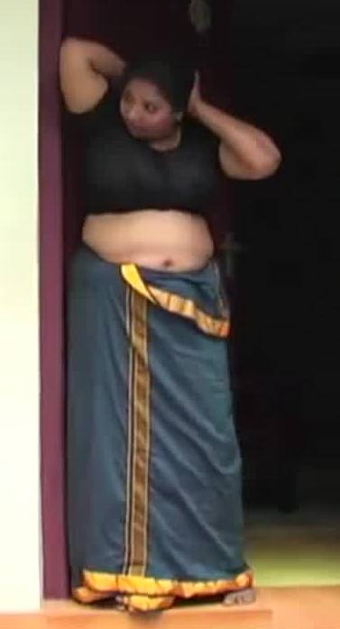 Lungi Blouse Aunties : Mallu Aunty Very Hot in Lungi Blouse Showing Navel