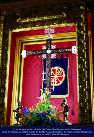 Cruz de guía de la cofradía del Dulce Nombre de Jesús Nazareno en la hornacina del altar mayor de Santa Nonia durante el besapie a Jesús Nazareno. León, cuaresma de 2013. Foto G. Márquez