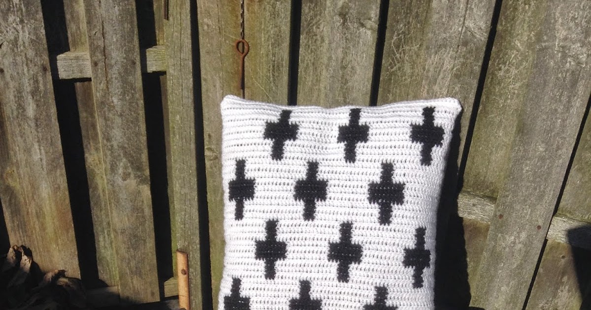 minglemanglecrochet Black and white pillows..♥