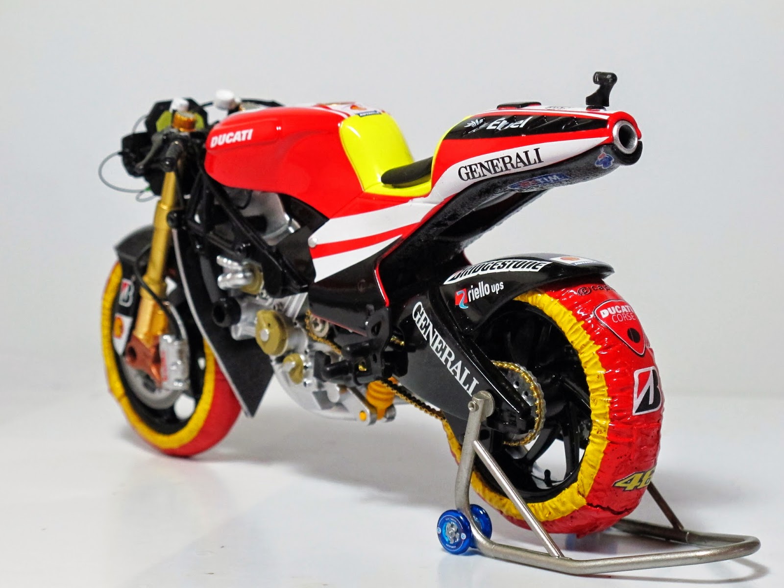 eFWoRks: NewRay DUCATI GP11 No.46