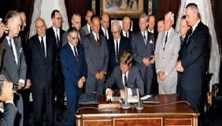 Presidente Kennedy assinando o LTBT