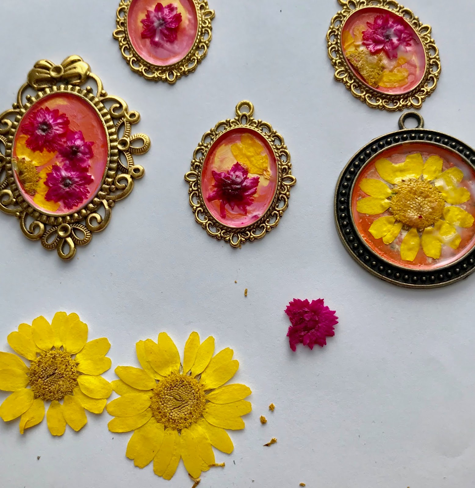 I LOVE RESIN UV Resin and Dried Flowers