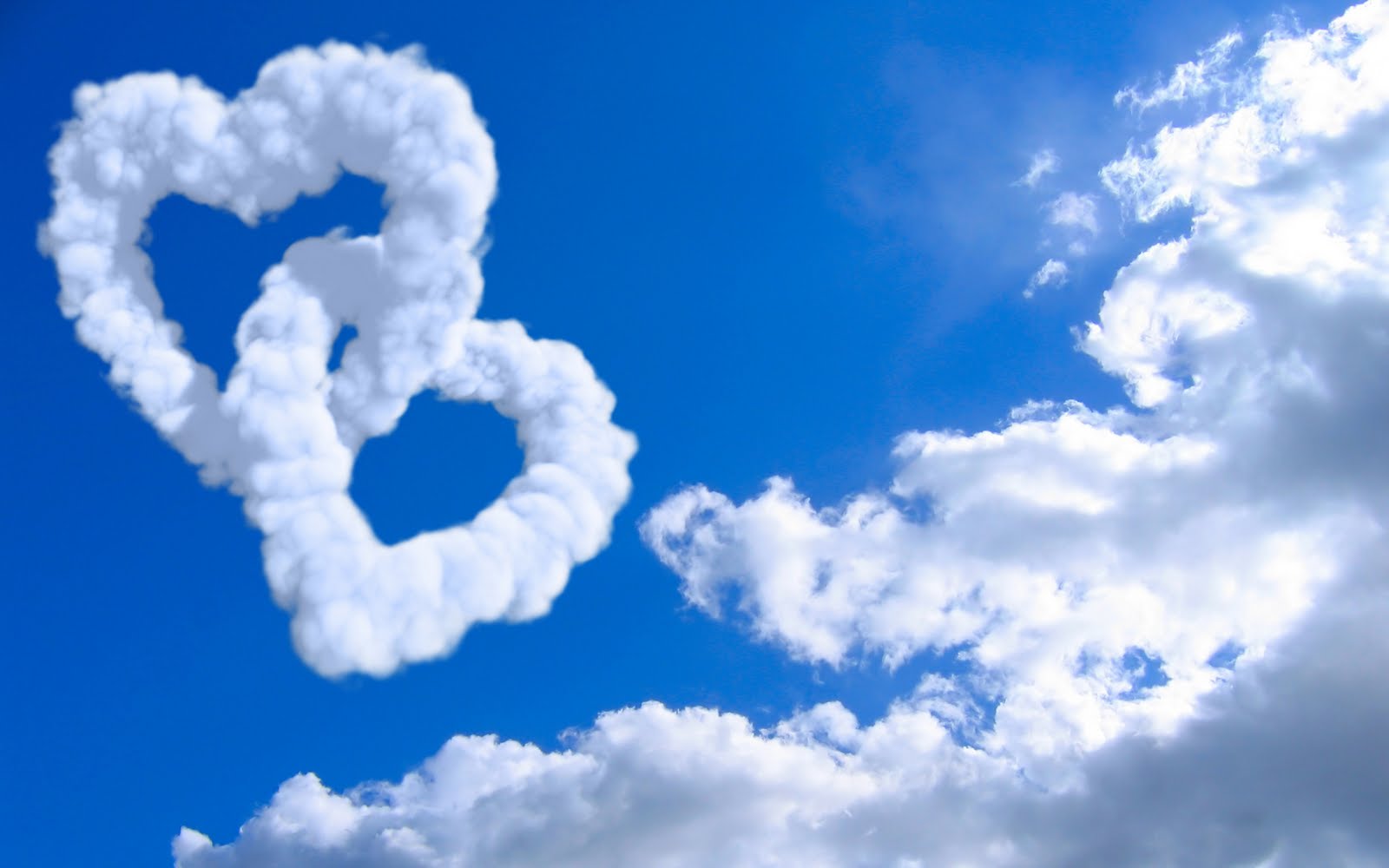 http://3.bp.blogspot.com/-LLswB5wPPUw/TlvdUWnE7TI/AAAAAAAAAis/b5JZ2kvc6js/s1600/Cloud-Endless-Love-Wallpaper.jpg