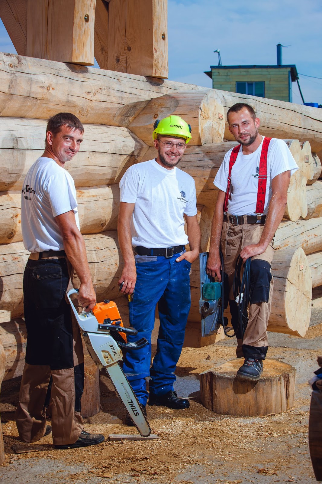 молодой столяр. гостиницы плотник. плотник. гостиницы плотник. строитель отделка дома.