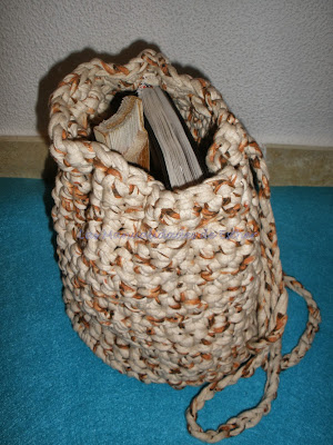 mochila tejida a crochet con trapillo abierta