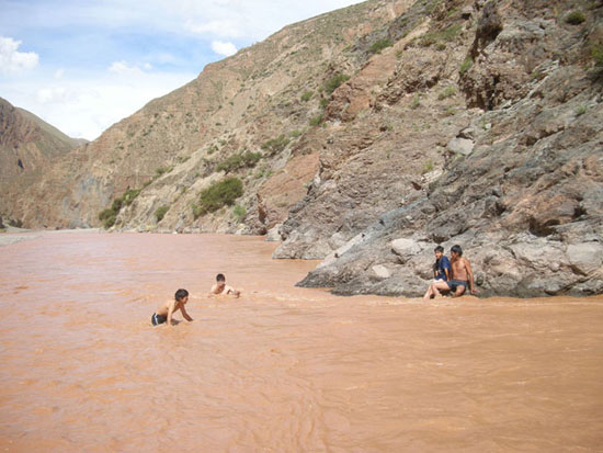 Regenfälle bringen auch Spaß für die Kinder die hier im Rio San Juan del Oro spielen