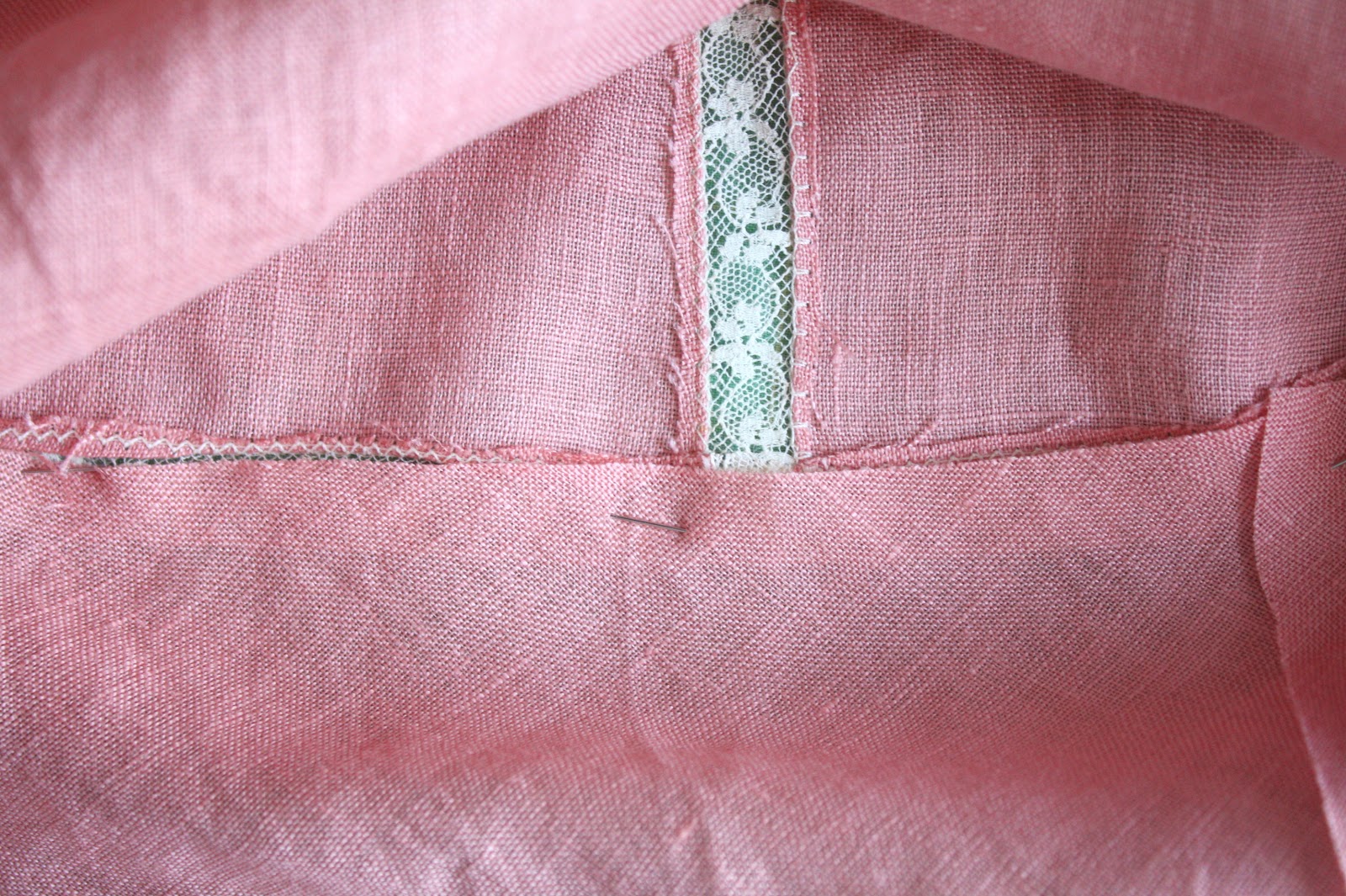 Nicole at Home Tutorial Insertion lace along the hem band