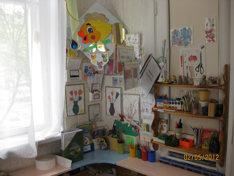 уголок изодеятельности в детском. творческий уголок в детском саду. изобразительный уголок в детском саду. уголок рисования для малышей. уголок изо в доу.